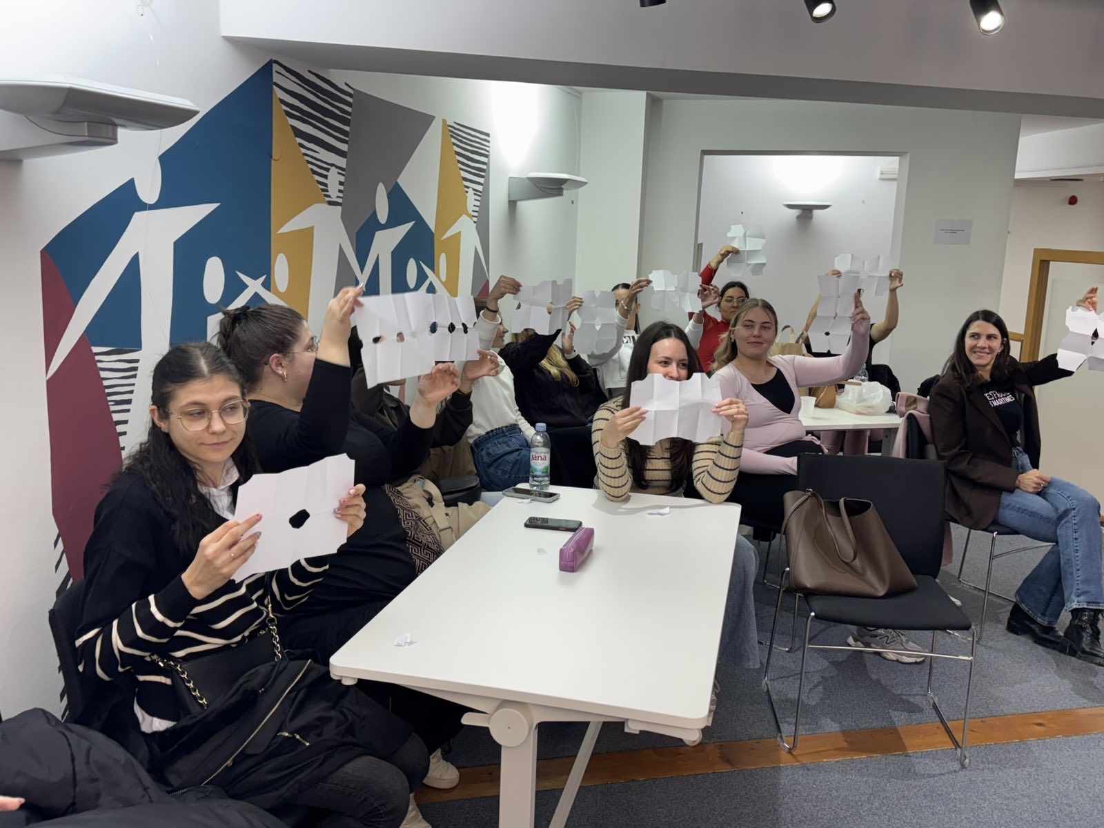 Nel Centro per giovani Pola si è tenuto il laboratorio “Gli occhiali attraverso i quali parliamo”