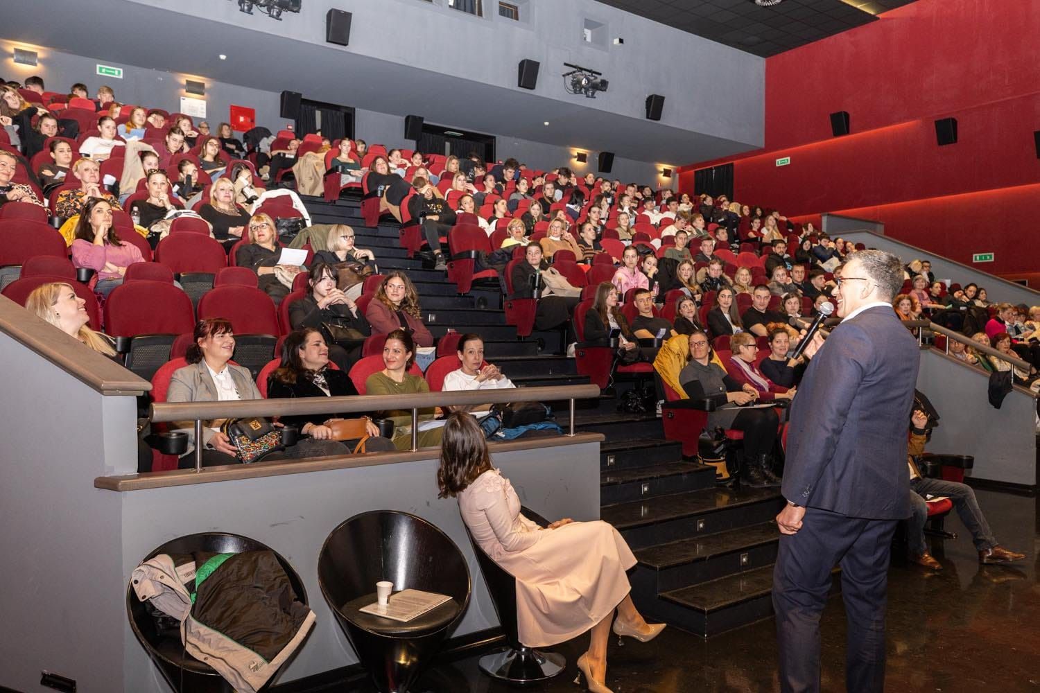 Tenuto il simposio "Giornata di sensibilizzazione sull'autolesionismo" per gli studenti della Scuola di Medicina di Pola